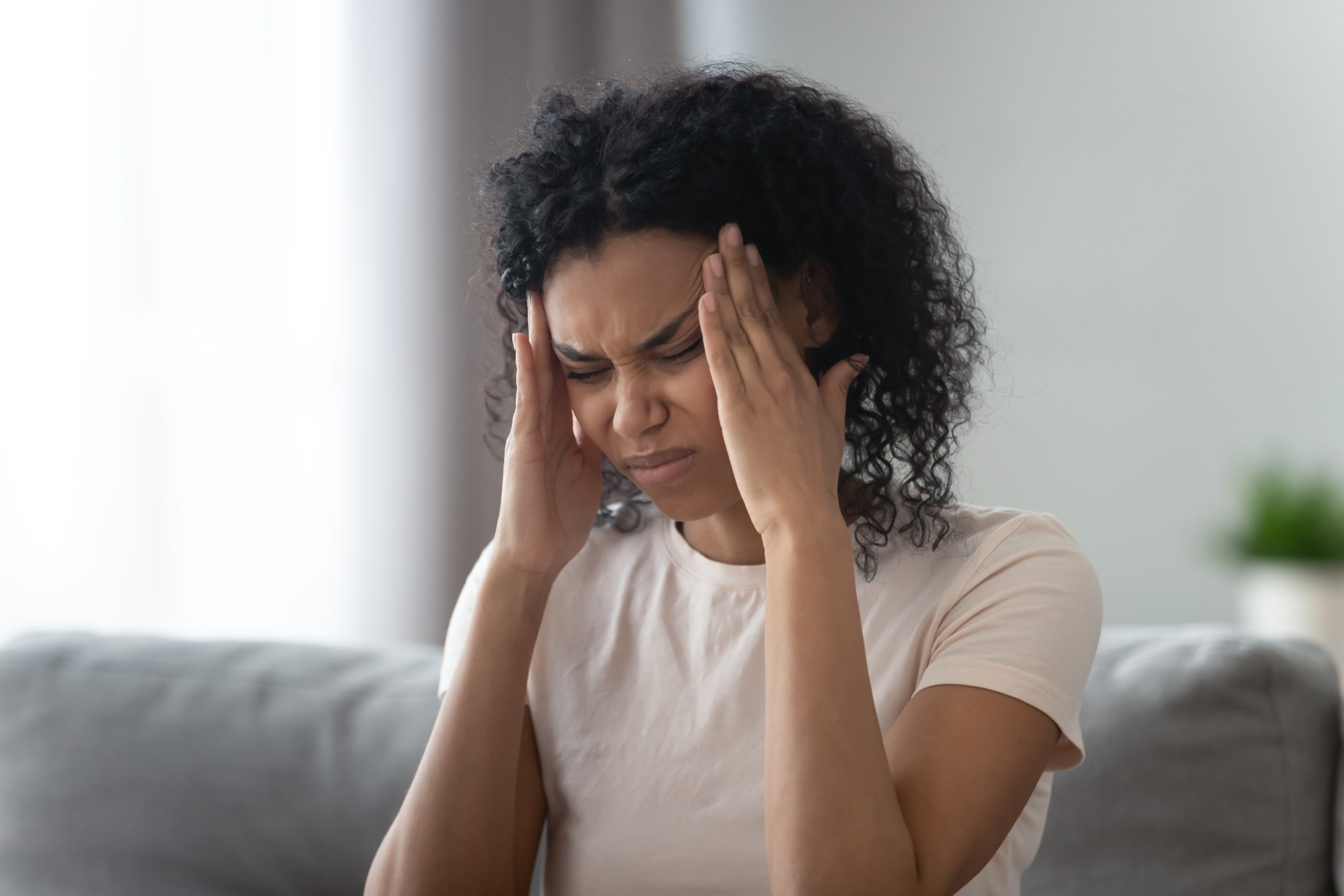 Mulher a sofrer de dores de cabeça devido ao stress